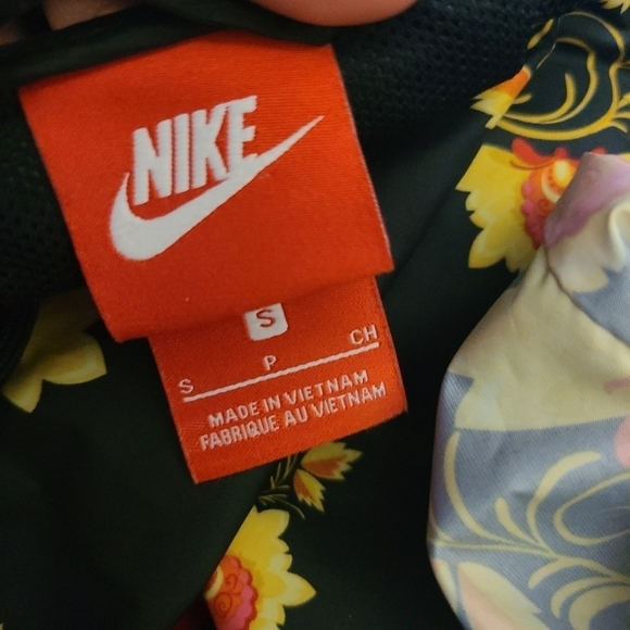Nike Sports wear NSW Floral Windrunner Printed Women's SZ Small Jacket Black - Picture 2 of 9
